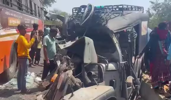 Ba xe tong nhau tren cao toc, 14 nguoi thuong vong