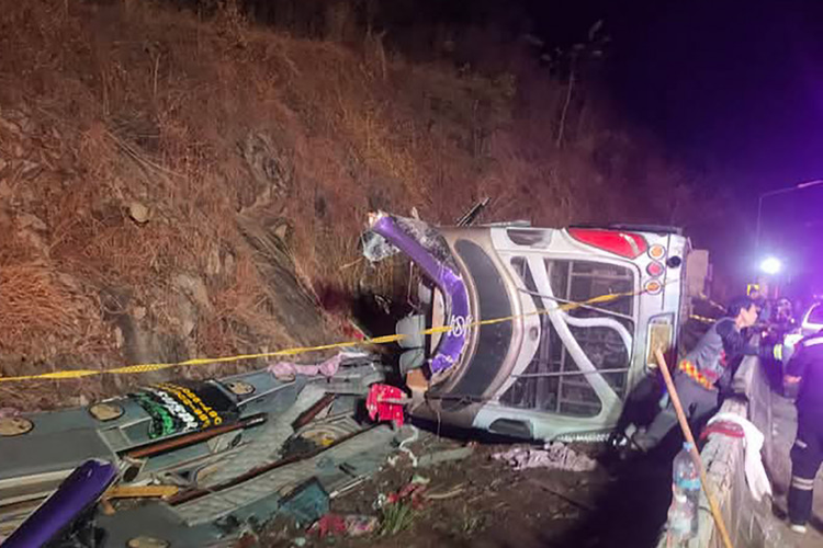 Tai nan xe buyt tham khoc o Thai Lan, 50 nguoi thuong vong