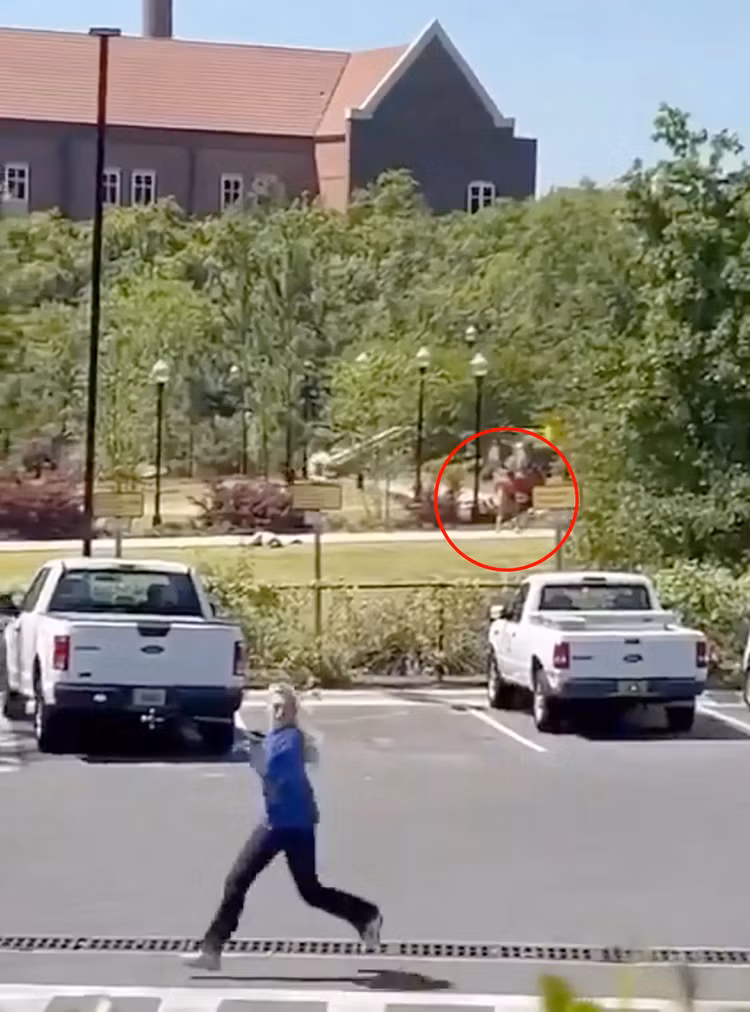 Hien truong vu xa sung kinh hoang tai dai hoc o My