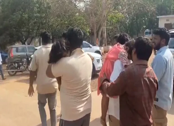 Bi “nhot” trong o to giua troi nang, hai be gai tu vong-Hinh-2