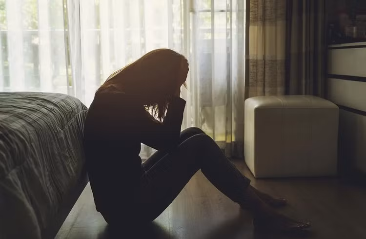 Thay đổi tâm trạng: Theo NHS, các triệu chứng của PCOS có thể ảnh hưởng đến tâm trạng và sự tự tin của người bệnh. Điều này đặc biệt đúng nếu bạn có các dấu hiệu đáng chú ý như tăng cân, mọc nhiều lông và mụn trứng cá. PCOS cũng dẫn đến các vấn đề sức khỏe tâm thần nghiêm trọng, bao gồm lo lắng, trầm cảm và rối loạn ăn uống. Ảnh: Psychiatryadvisor.