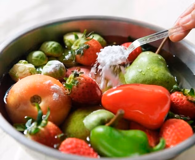 Ăn rau quả nhiễm thuốc trừ sâu có ảnh hưởng đến khả năng sinh sản ở nam giới. Ảnh minh họa.