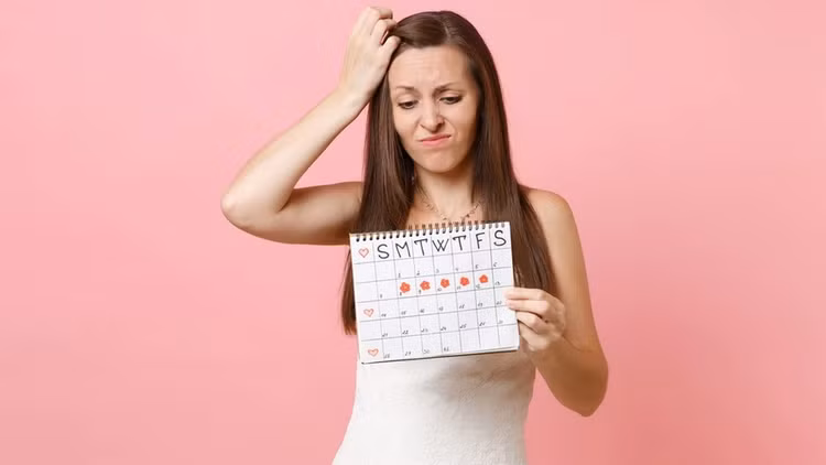 Kinh nguyệt không đều hoặc mất kinh: Theo NDTV, buồng trứng đa nang (PCOS) thường gây ra những thay đổi trong chu kỳ kinh nguyệt, chẳng hạn kinh nguyệt không đều (quá nhiều, quá ít), chu kỳ bất thường hoặc mất kinh. Điều này là do cơ thể không sản xuất đủ hormone cần thiết để làm trứng trưởng thành trong buồng trứng, được gọi là hormone kích thích nang trứng “FSH”. Kết quả là trứng không được giải phóng và thay vào đó bị mắc kẹt trong các túi chứa đầy chất lỏng (nang), ngăn chặn việc sản xuất thêm các hormone như progesterone. Việc sản xuất hormone không đủ này cùng với việc không rụng trứng hàng tháng dẫn đến chu kỳ kinh nguyệt không đều. Ảnh: Onlymyhealth.