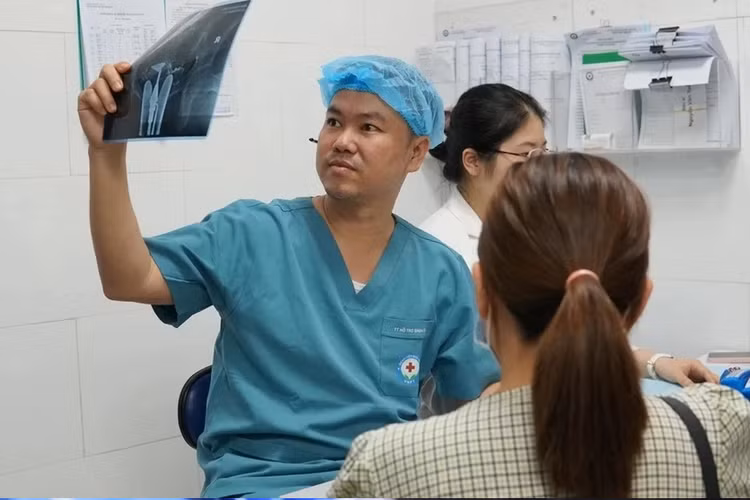 Bác sĩ Trịnh Văn Du, Trung tâm hỗ trợ sinh sản, thăm khám, tư vấn cho bệnh nhân vô sinh, hiếm muộn. Ảnh: Phương Anh.