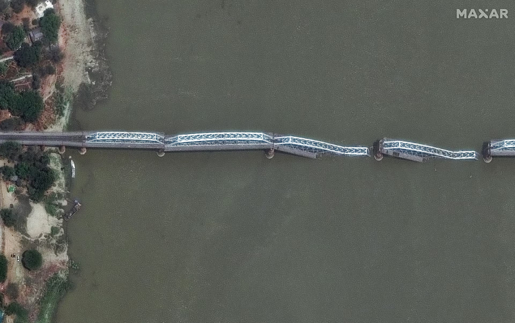 Toan canh Myamnar “chay dua voi thoi gian” tim nan nhan dong dat-Hinh-6