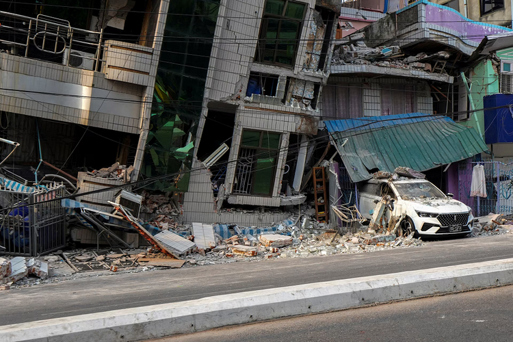 Toan canh Myamnar “chay dua voi thoi gian” tim nan nhan dong dat-Hinh-13