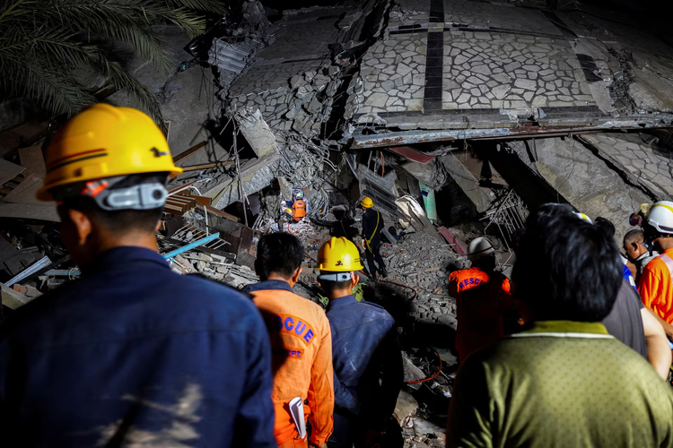 Toan canh Myamnar “chay dua voi thoi gian” tim nan nhan dong dat-Hinh-12