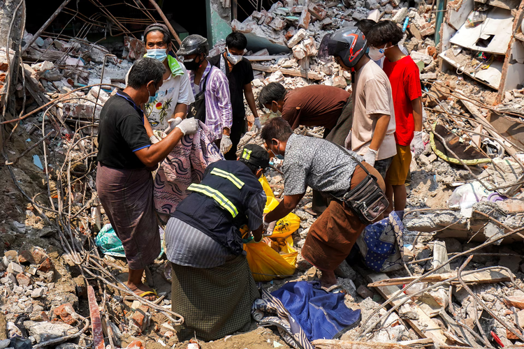 Toan canh Myamnar “chay dua voi thoi gian” tim nan nhan dong dat-Hinh-15