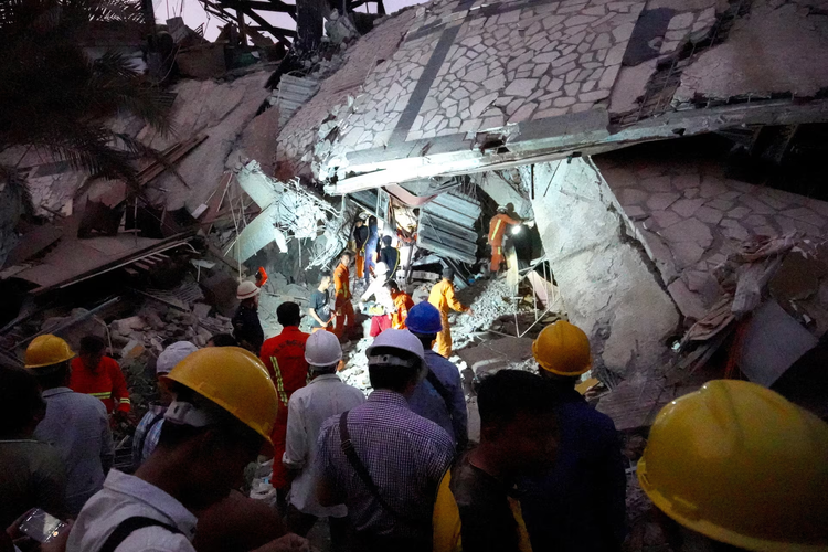 Toan canh Myamnar “chay dua voi thoi gian” tim nan nhan dong dat-Hinh-8