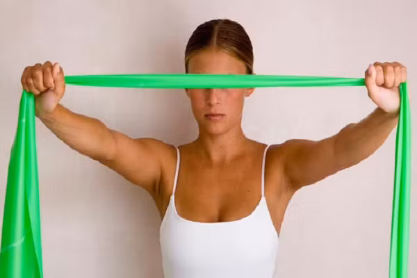 Tất cả những gì bạn cần là dây kháng lực và cơ thể. Ảnh: Getty.