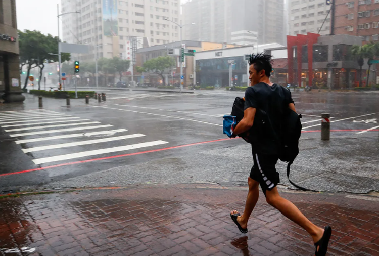 Cảnh tan hoang ở Đài Loan sau bão Krathon - Hình 3 Canh tan hoang o Dai Loan sau bao Krathon-Hinh-3