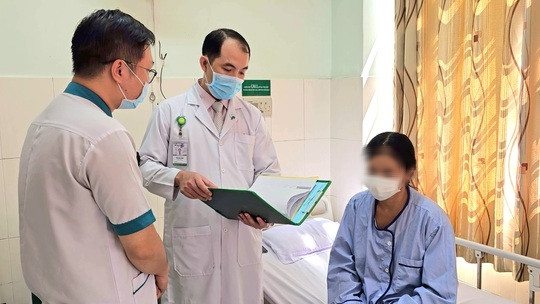 Nữ bệnh nhân đã được lấy khối u quái ra khỏi ổ bụng. Ảnh: Người Lao Động.