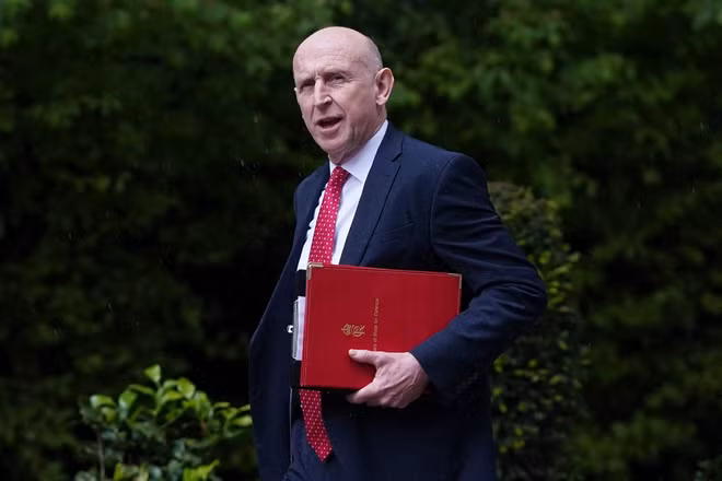 Bộ trưởng Quốc phòng Anh John Healey nói gì về quyết định từ chức?