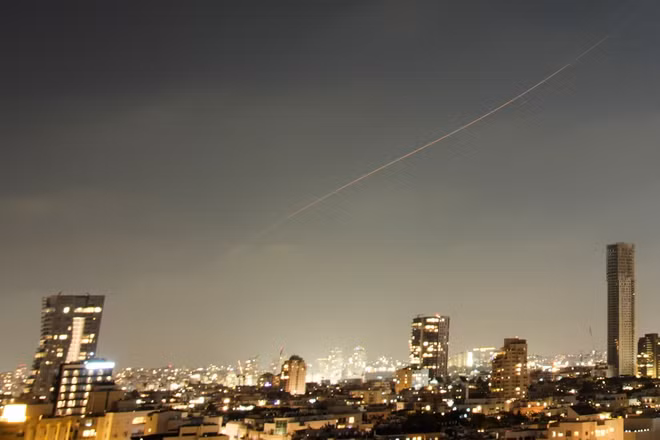 Iran phóng loạt tên lửa vào Israel, Tel Aviv đáp trả