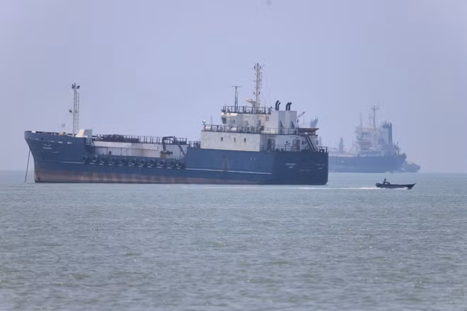Israel tiếp tục tấn công Lebanon, Iran đóng cửa eo biển Hormuz 