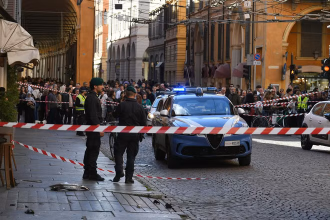 Tài xế lao xe vào đám đông ở Italy, 8 người bị thương