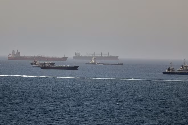 Tàu chở dầu bốc cháy ở eo biển Hormuz