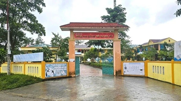 Cách chức Hiệu trưởng, Phó Hiệu trưởng vụ 41 học sinh ngộ độc