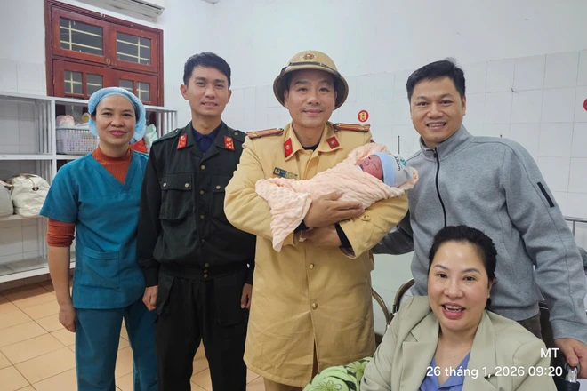 Sản phụ chuyển dạ giữa cao tốc, CSGT mở đường cấp cứu kịp thời