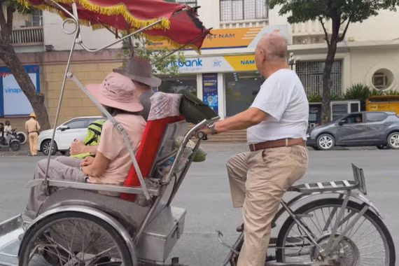 Xích lô 'độ' điện tung hoành phố cổ Hà Nội