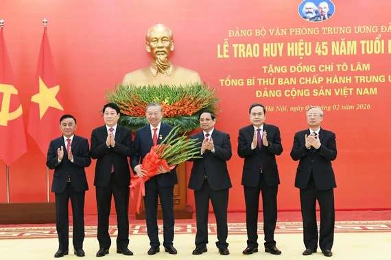 Tổng Bí thư Tô Lâm nhận Huy hiệu 45 năm tuổi Đảng