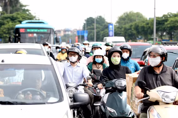 Người lao động trở lại Hà Nội sau kỳ nghỉ 4 ngày, giao thông ùn ứ