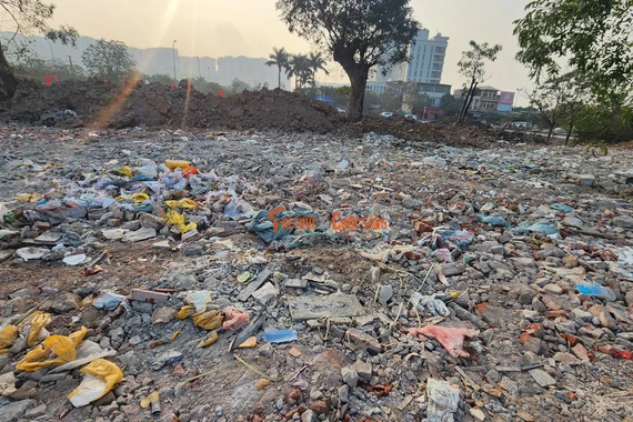 Hà Nội truy tìm đối tượng đổ trộm phế thải tại nút giao đường 70