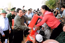 Đoàn công tác do Thủ tướng Chính phủ dẫn đầu kiểm tra tình hình thiệt hại tại xã Đề Gi. Ảnh: Đức Thụy