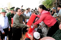 Đoàn công tác do Thủ tướng Chính phủ dẫn đầu kiểm tra tình hình thiệt hại tại xã Đề Gi. Ảnh: Đức Thụy