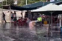 Bãi biển Nhơn Lý ở Quy Nhơn ô nhiễm nặng vì nước xả thải đen sì