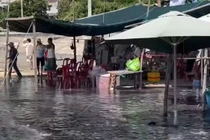 Bãi biển Nhơn Lý ở Quy Nhơn ô nhiễm nặng vì nước xả thải đen sì