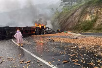 Tai nạn đèo Mang Yang, xe đầu kéo bốc cháy dữ dội, giao thông ùn tắc