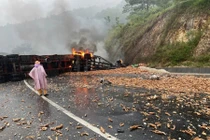 Tai nạn đèo Mang Yang, xe đầu kéo bốc cháy dữ dội, giao thông ùn tắc