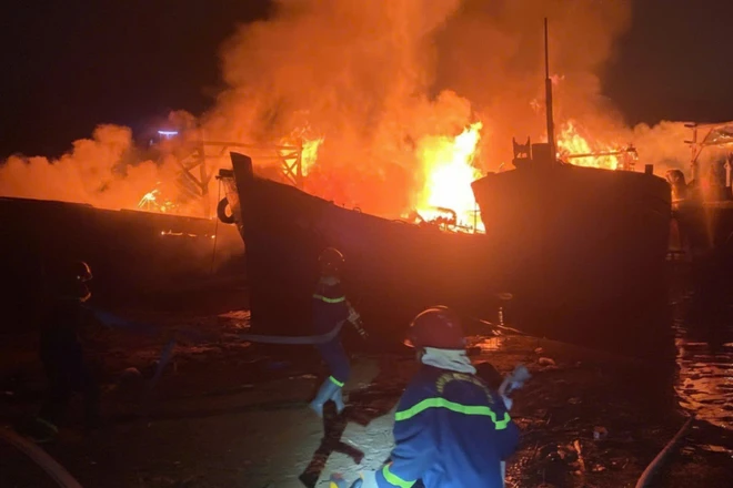 Vụ hỏa hoạn tại bến tàu sông Trà Bồng thiêu rụi 4 tàu cá