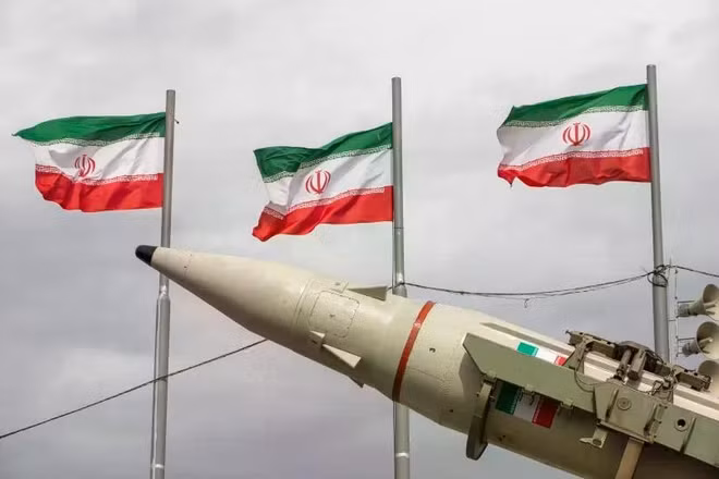 Nóng: Iran tấn công các nước vùng Vịnh, đóng cửa Hormuz đáp trả Mỹ