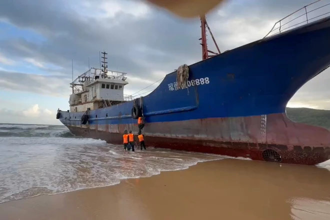 Tàu nước ngoài mắc cạn tại vùng biển Dung Quất, Quảng Ngãi