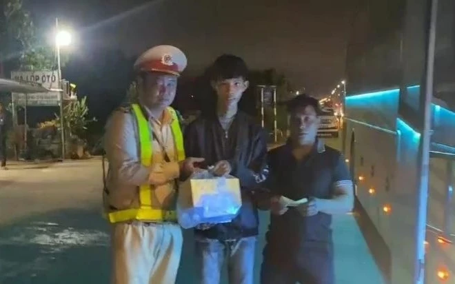 Cảnh sát giao thông Quảng Ngãi giúp đỡ công dân lạc đường đoàn tụ gia đình