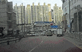 Xe cẩu lao xuống ngã tư đông đúc, cây ven đường vô tình ngăn chặn thảm họa