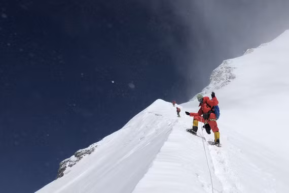 Gần 300 nhà leo núi lập kỷ lục chinh phục đỉnh Everest trong ngày