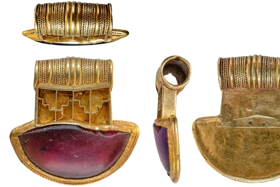 Phát hiện kho báu Anglo-Saxon gồm 4 mặt dây chuyền vàng ở Anh