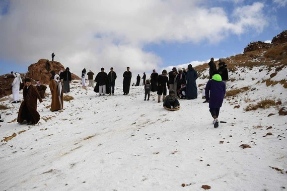 Tuyết rơi bất thường tại sa mạc Arab Saudi sau 30 năm