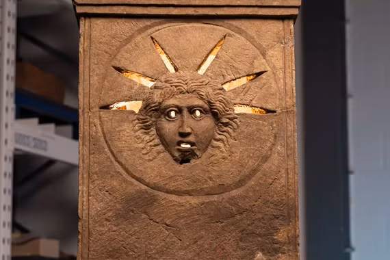 Phát hiện bàn thờ cổ với 'đôi mắt thần Mặt trời' gây ám ảnh