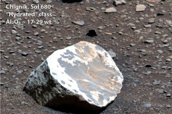 Bắt gặp đá trắng lạ trên sao Hỏa, nghi dấu vết mưa cổ