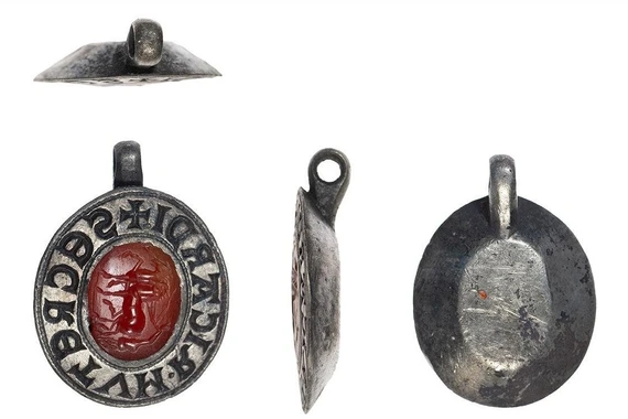 Con dấu thời Trung cổ kết hợp đá quý La Mã cổ đại hé lộ bí ẩn lịch sử