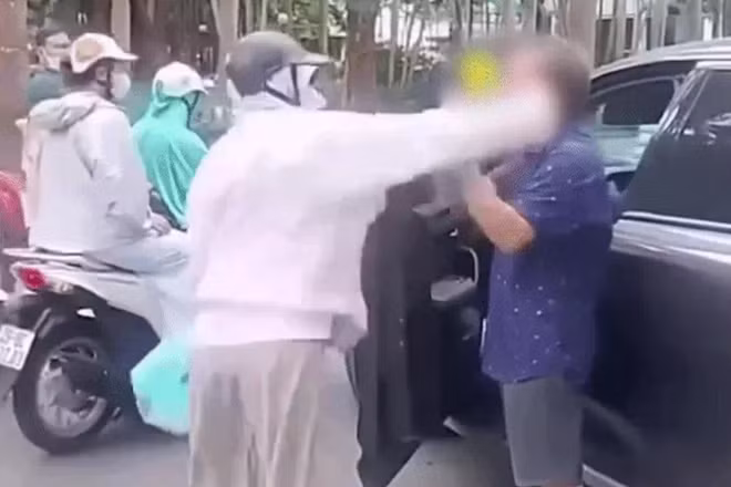 Người phụ nữ chửi bới, tát tài xế ở Hà Nội có dấu hiệu tội gây rối TTCC?