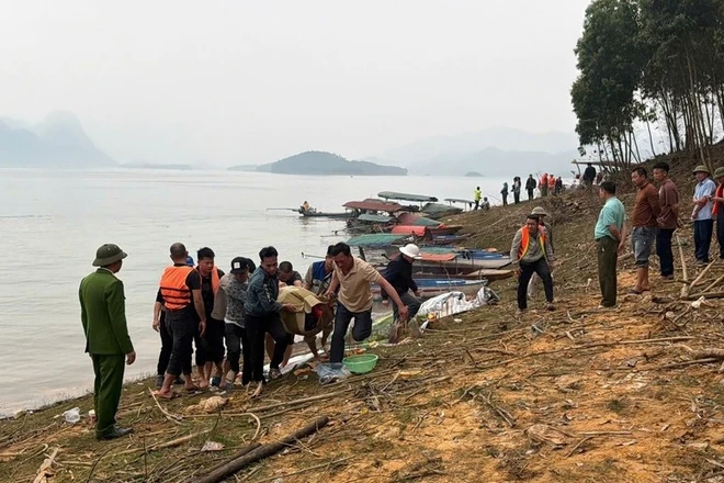 Thủ tướng yêu cầu khắc phục hậu quả vụ lật tàu chở khách hồ Thác Bà