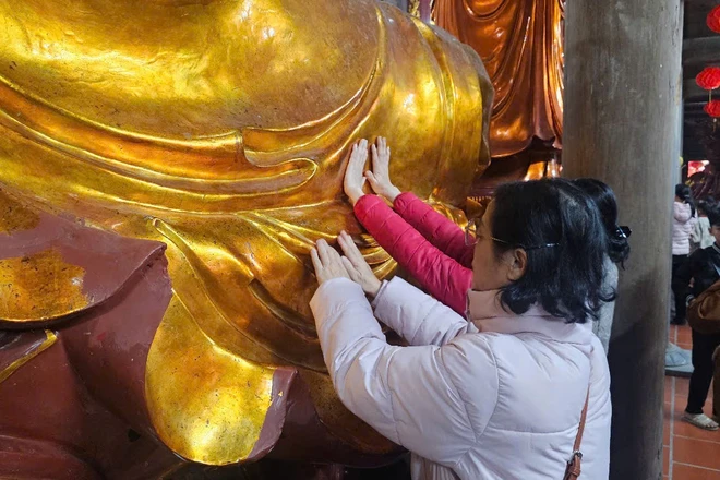 Rút quẻ thẻ, quệt tiền tượng Phật… tại chùa Tranh Hải Phòng