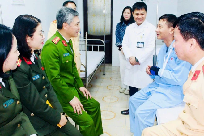 Người đàn ông uống rượu, thông chốt đâm bị thương cảnh sát giao thông