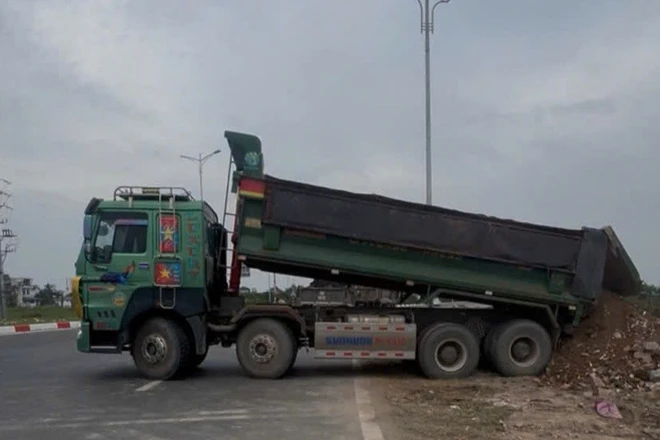 Khởi tố người đàn ông thuê xe tải đổ chất thải rắn ra môi trường