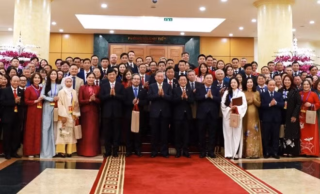 Bộ Chính trị: Đẩy mạnh thu hút nhân tài là người Việt Nam ở nước ngoài